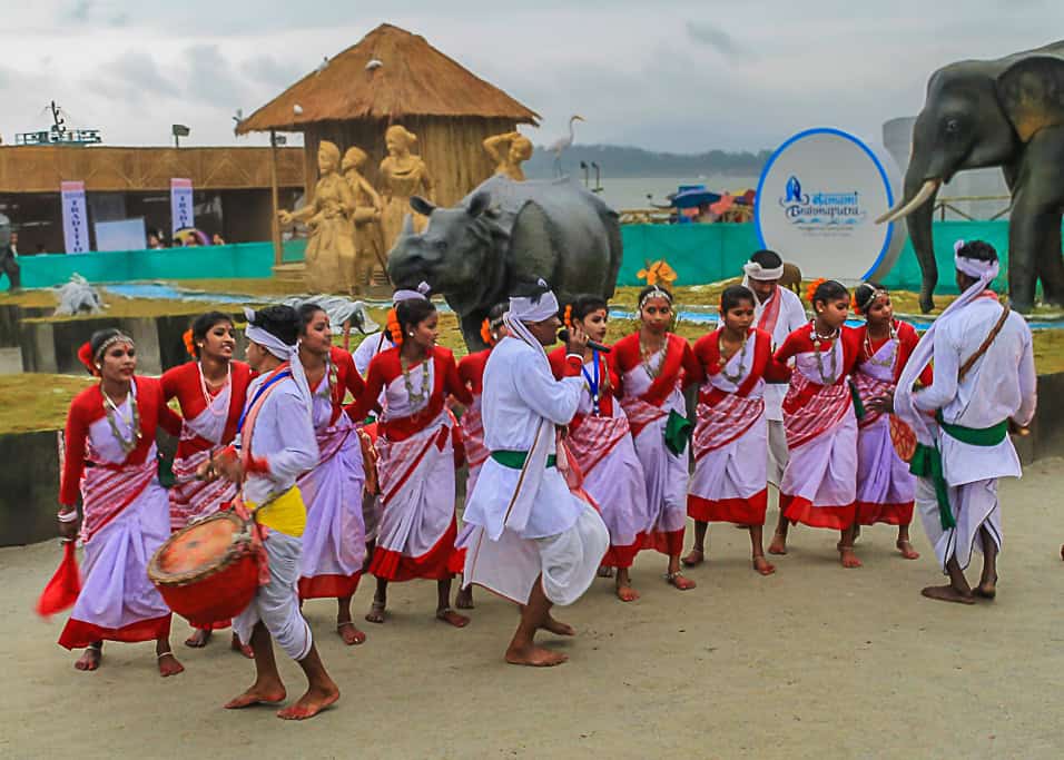 Folk Dances in Indian States: Jhumur dance @www.lemonicks.com