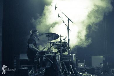 Drummer in rook Evenementfotografie Bedrijfsevenement Fotografie Noord-Nederland  Bedrijfsfeest