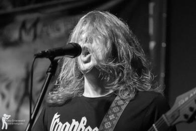 Anger Machine-Concertfotografie-Friesland Evenementfotografie gitarist zingt en rook