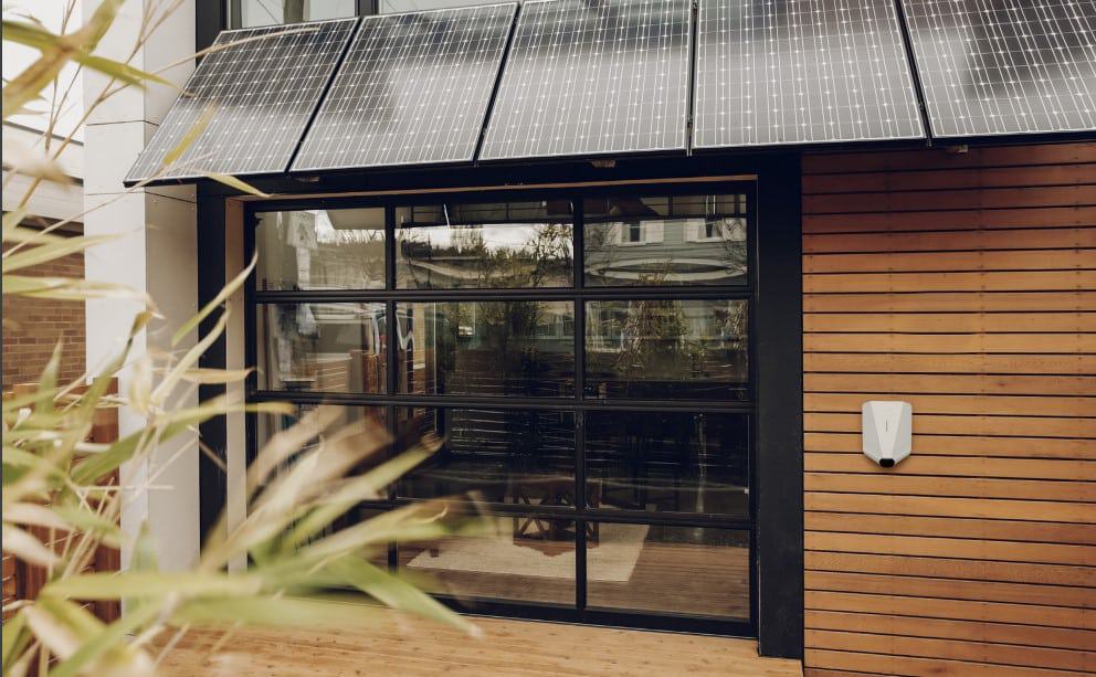 Laden met stroom van zonnepanelen