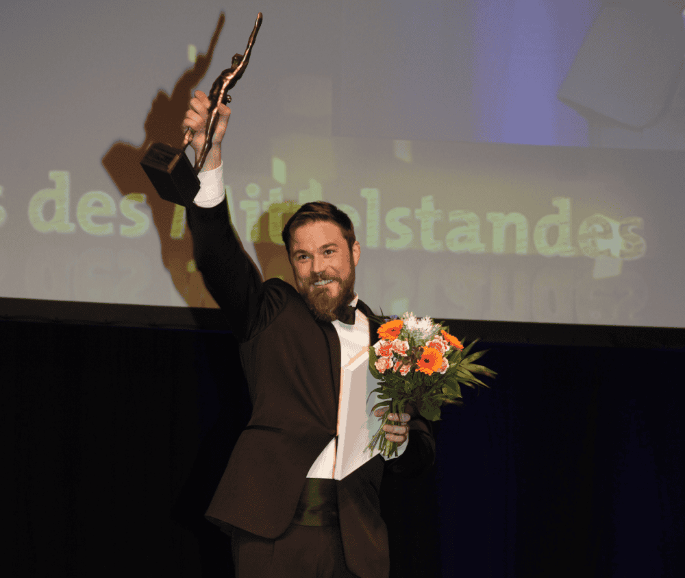 hotelinhaber_und_geschaeftsfuehrer_der_weiss-hotel_gmbh_sc_-benjamin_weiss_erhaelt_sonderpreis_junge_wirtschaft_2016_c_oskar-patzelt-stiftzun-jpg