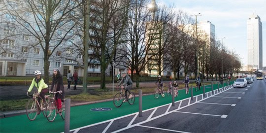 Karl-Marx-Allee nach dem Umbau mit Visualisierung des geschützten Radstreifens