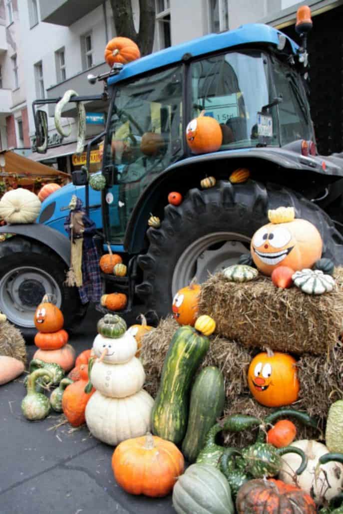 19-Schöneberger Kürbisfest Bemalte Kürbisse und Stroh-Trecker ©Frank Heuke 19. Schöneberger Kürbisfest Bemalte Kürbisse und Stroh-Trecker ©Frank Heuke