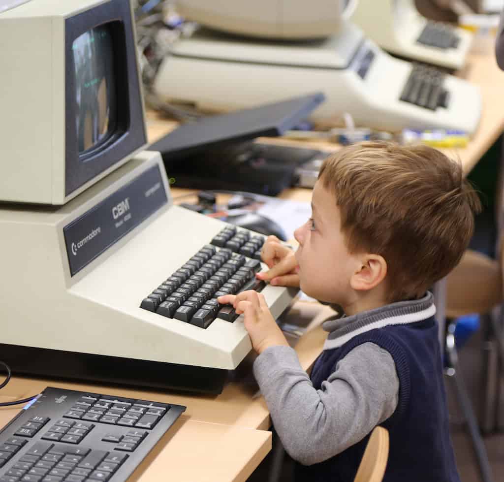 Ein kleiner Junge schaut sichtbar gebannt auf den Bildschirm des legend‰ren Commodore Computer, der neben vielen anderen ‰lteren Rechnern auf dem Vintage Computing Festivals zu sehen ist.