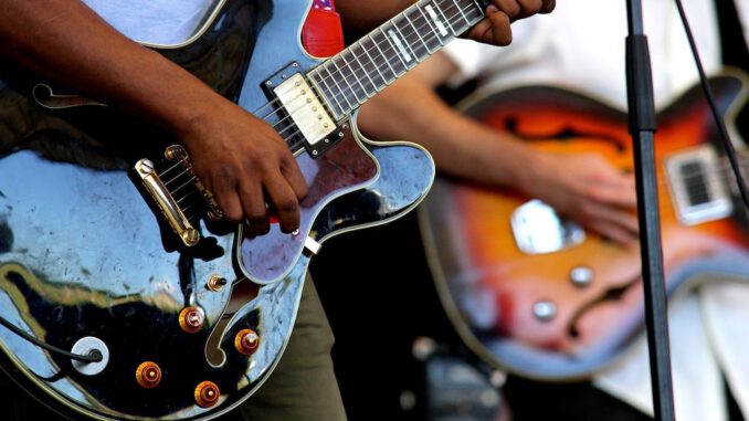 guitars-2033566_1920