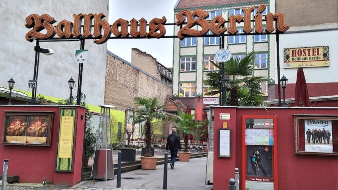 Eingang zur historischen Stätte Ballhaus Berlin 2023 pegü
