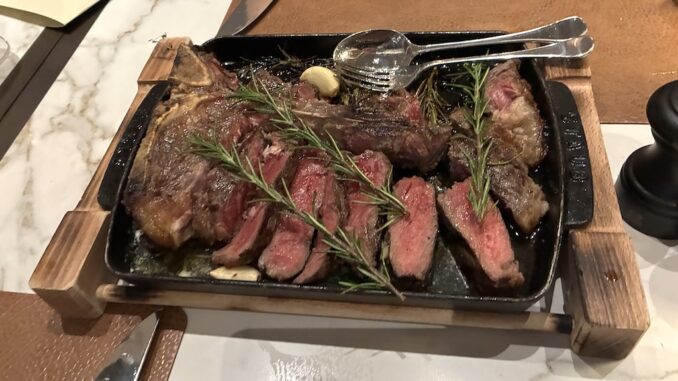 21-Tage-dry-aged Bio Galloway Roastbeef am Knochen Midtown Grill im Marriott am Potsdamer Platz.