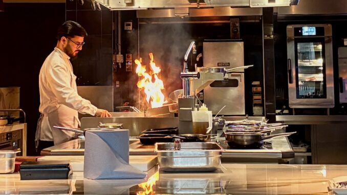 Offene Flamme in der offenen Grillküche im Marriott Midtown Grill 2026 Offene Flamme in der offenen Grillküche im Marriott Midtown Grill 2026