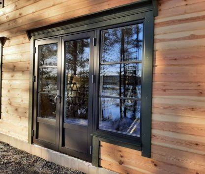 rastinis-namas-modernus-rastinis-namas-mediniai-langai