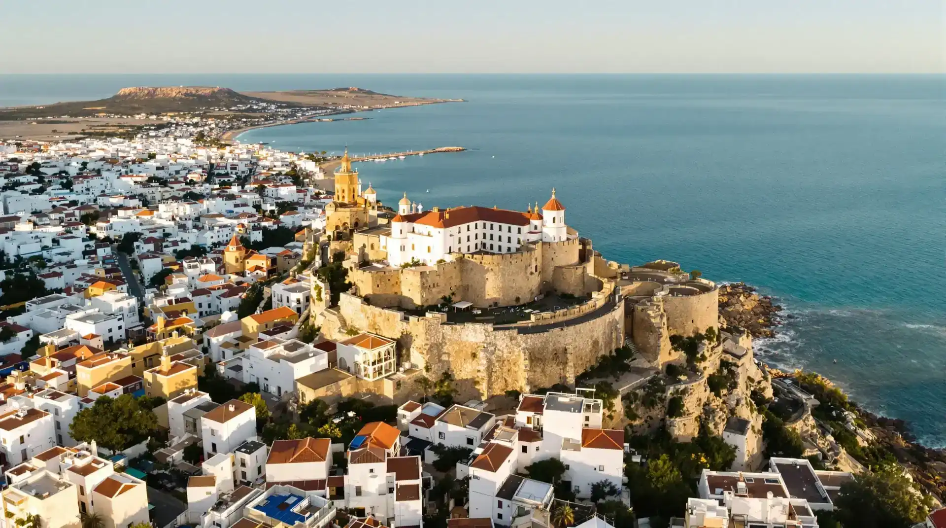 Vista aérea del Castillo de San Miguel y el Casco Antiguo de Almuñécar con el mar Mediterráneo al fondo