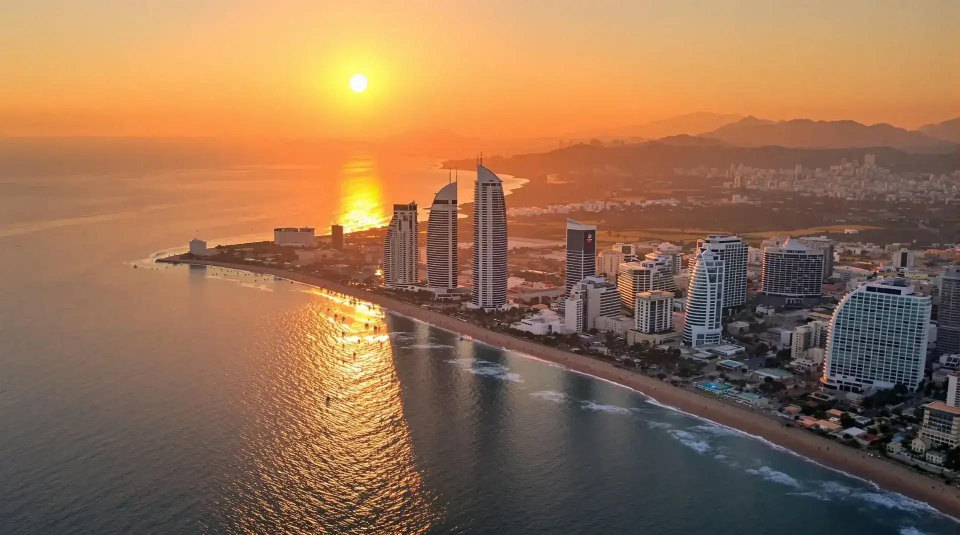 Vista aérea del skyline de Benidorm con el Edificio Intempo y el Gran Hotel Bali al atardecer sobre el Mediterráneo