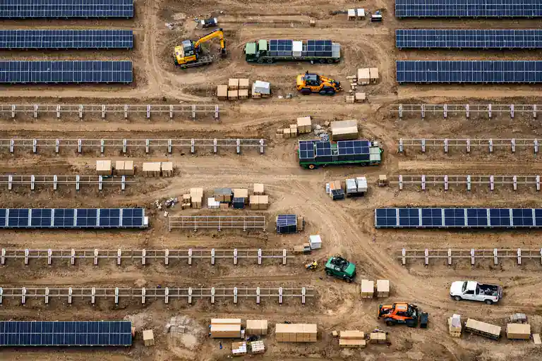 Fotografía aérea profesional de huerto solar con drone Mavic 3 Cine
