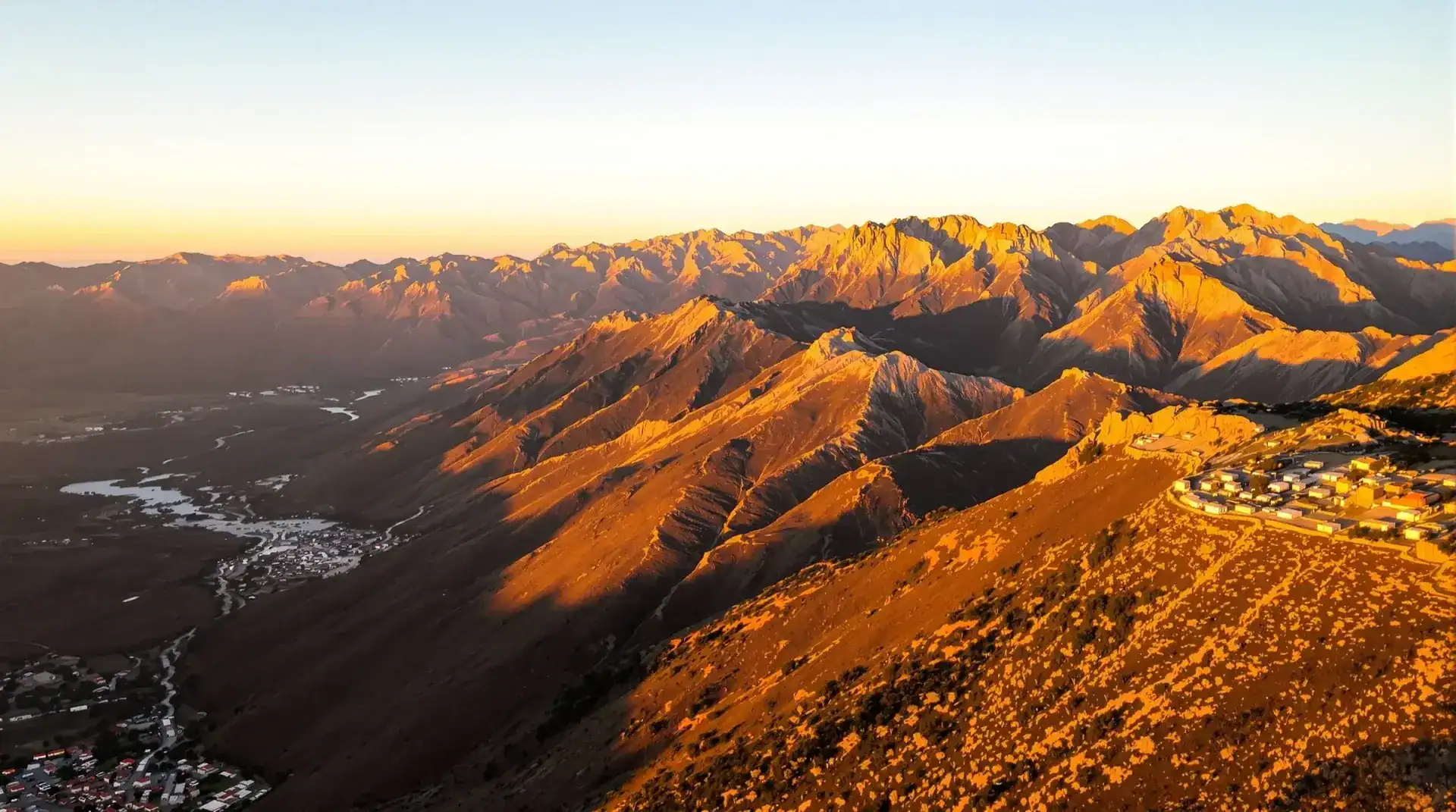 Vista aérea de la Sierra de Crevillente al atardecer, fotografía con drone profesional en Crevillente, Alicante