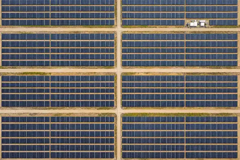 Fotografía aérea cenital de planta solar fotovoltaica con drone Matrice 350 RTK