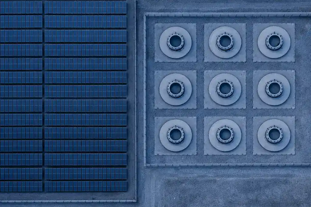 Perspectiva cenital de parque fotovoltaico o infraestructura solar vista desde dron en hora azul