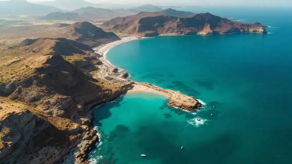 Vista aérea de la Bahía de Portman, La Unión, fotografía con drone en luz de mañana