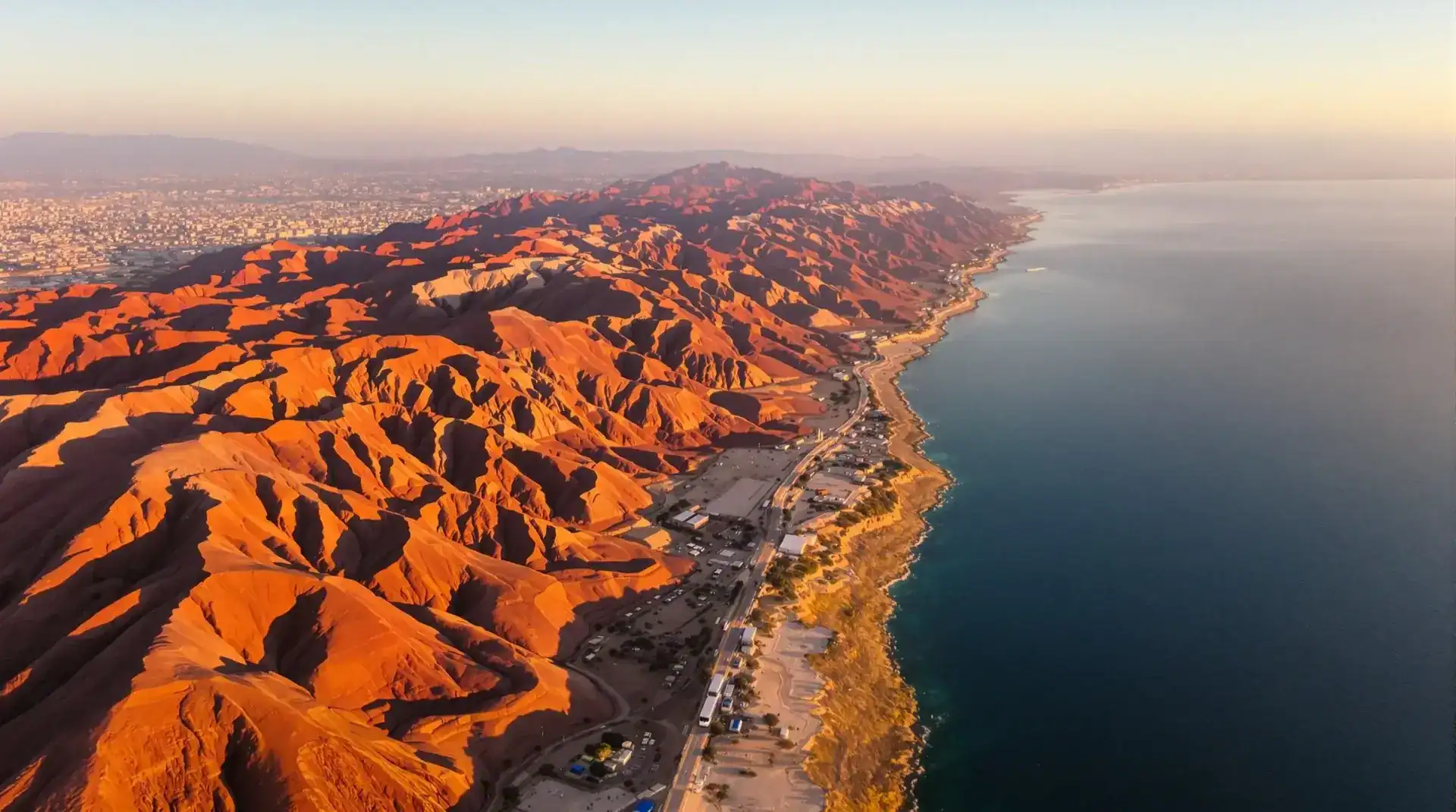 Vista aérea de la Sierra Minera de Cartagena-La Unión al atardecer, fotografía con drone