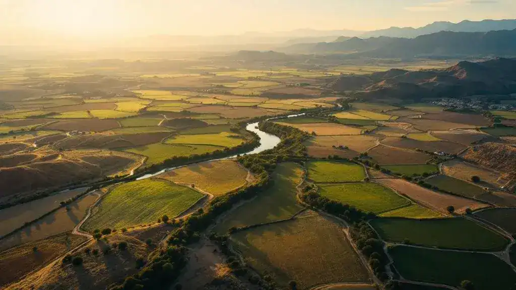 Vista aérea de la Vega del Guadalentín y el Río Guadalentín con campos agrícolas en Lorca Murcia