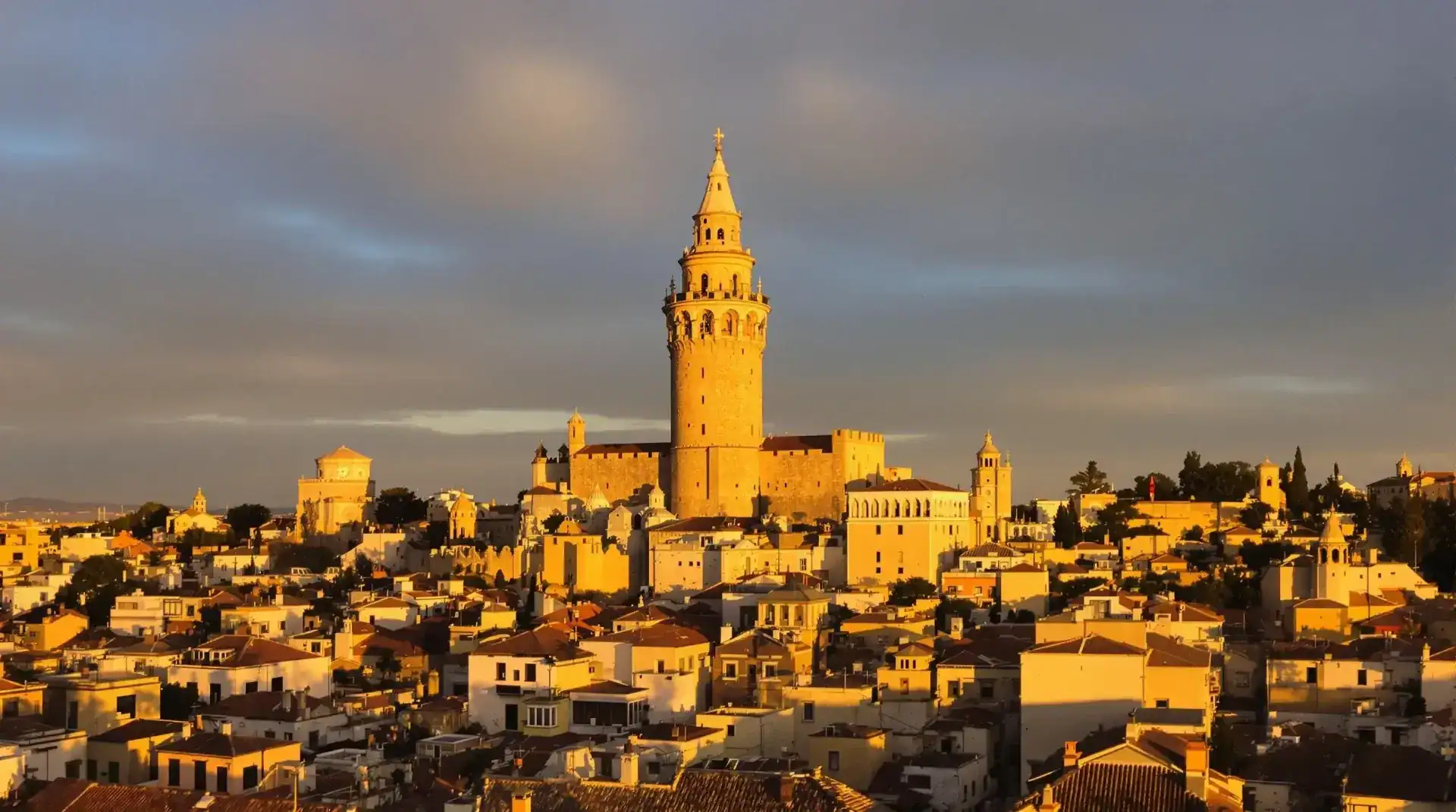 Vista aérea de la Torre de Paterna al atardecer, fotografía con drone sobre el casco histórico de Paterna, Valencia