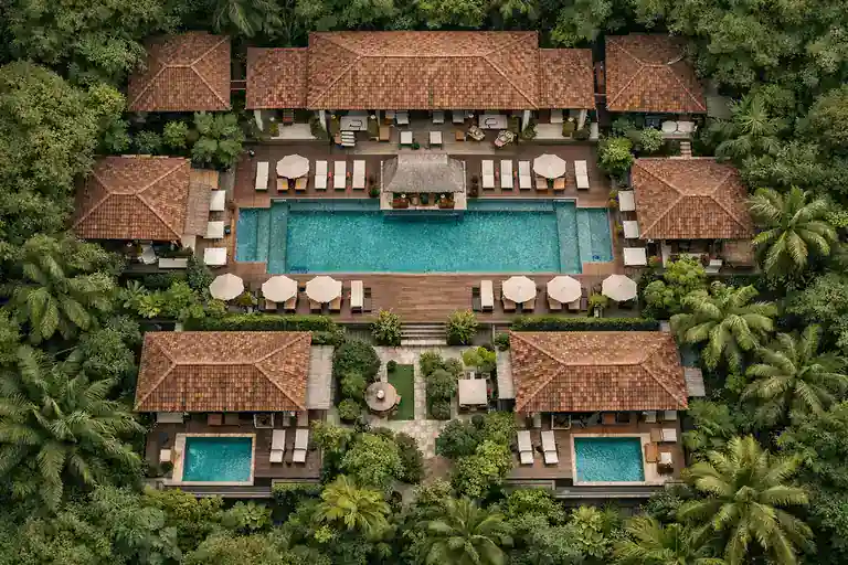 Vista cenital aérea de hotel boutique rodeado de naturaleza
