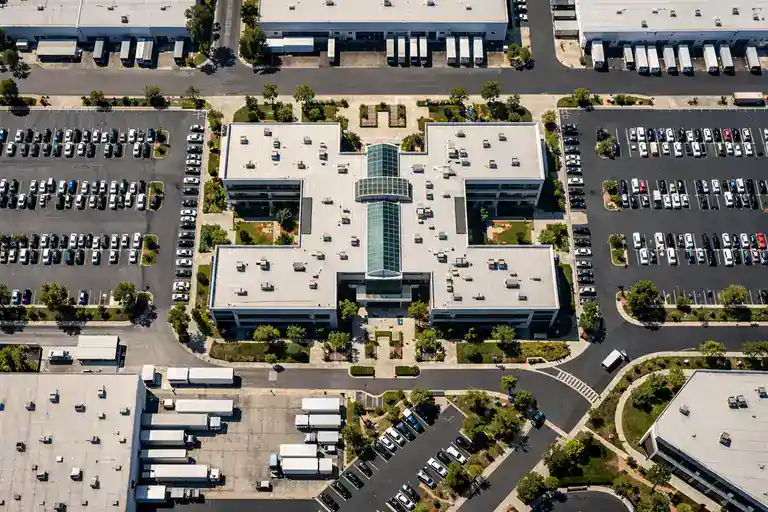 Fotografía aérea de parque logístico industrial con drone profesional