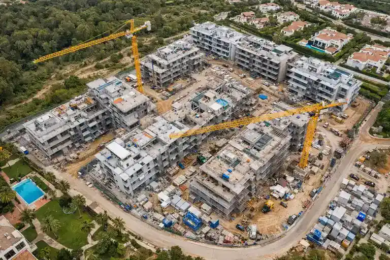 Vista aérea top-down de promoción inmobiliaria en construcción