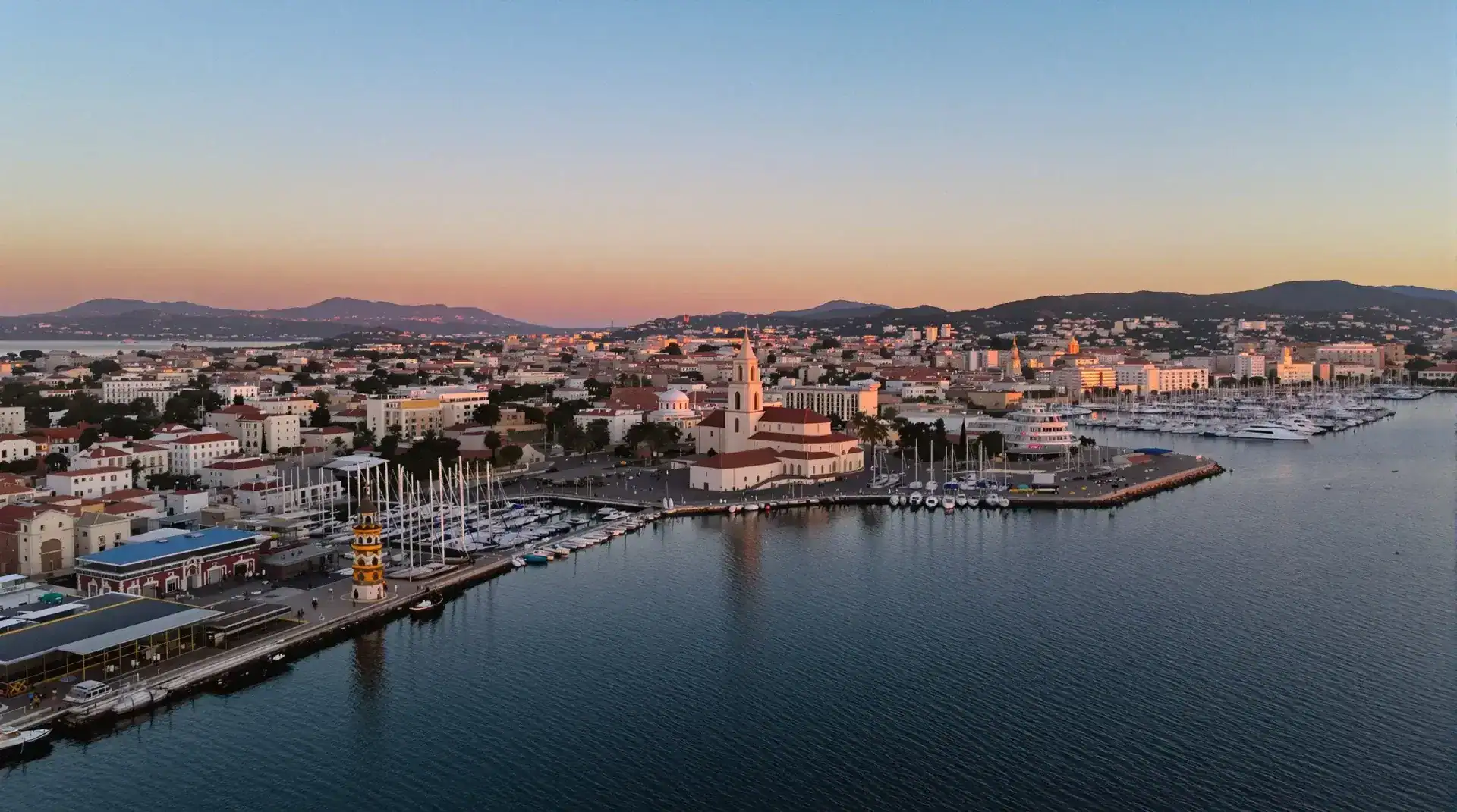 Vista aérea profesional del Puerto de Vinaròs con la Iglesia Arciprestal de la Asunción
