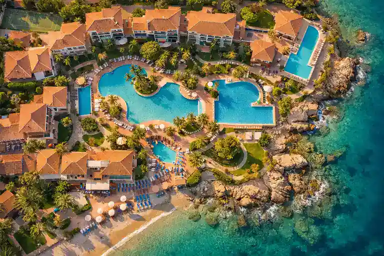 Complejo hotelero de lujo en costa española visto desde arriba con dron profesional