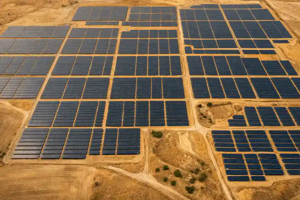 Vista aérea de planta fotovoltaica desde cenital con instalación solar de múltiples hectáreas documentada en 4K