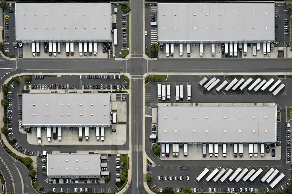Vista aérea de polígono industrial y logístico con almacenes, calzadas y zonas de carga documentadas desde drone