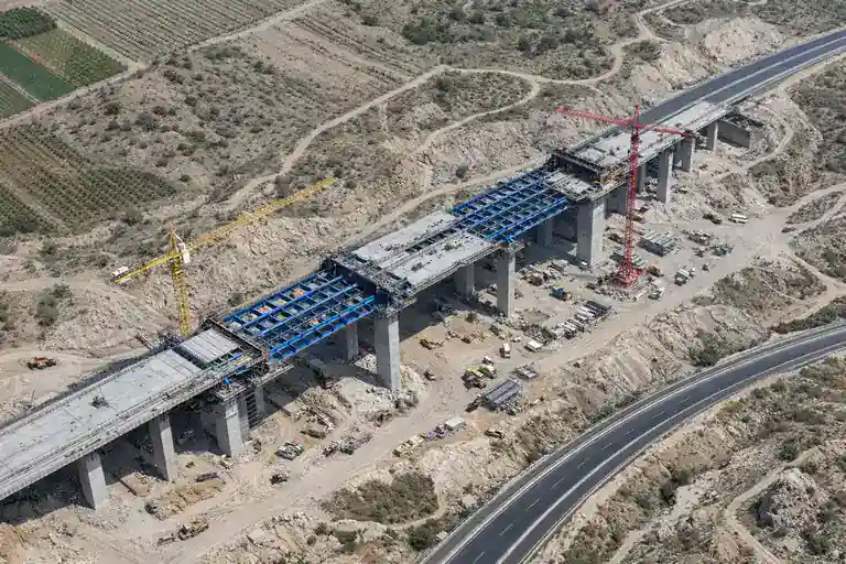 Viaducto en construcción fotografiado desde drone vista cenital, luz técnica de mediodía sin sombras