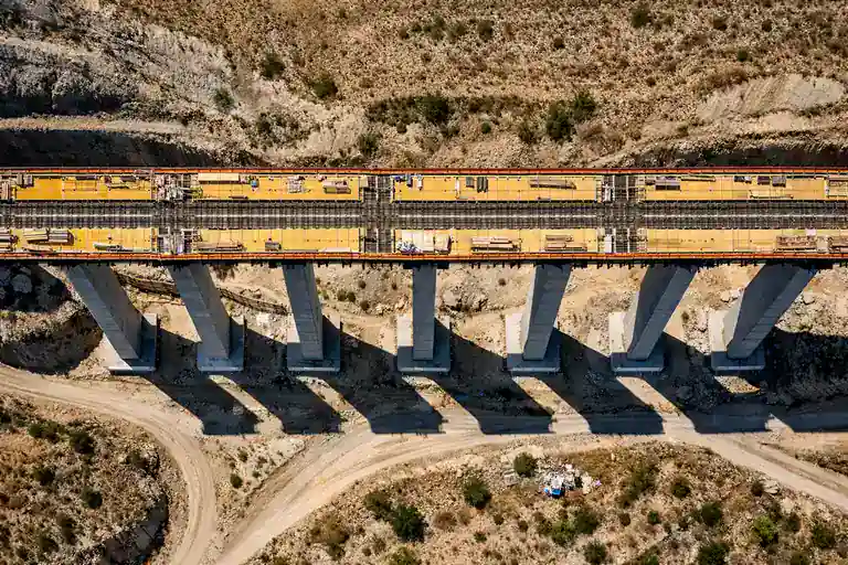 Vista aérea de viaducto en construcción, plano geometría simétrica desde arriba
