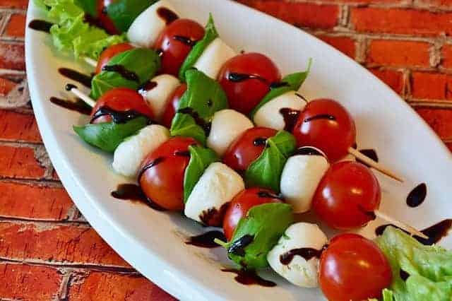 mozzarella et salade de tomates
