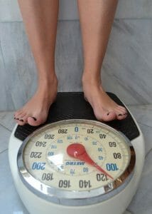 le poids, l'homme debout sur la balance