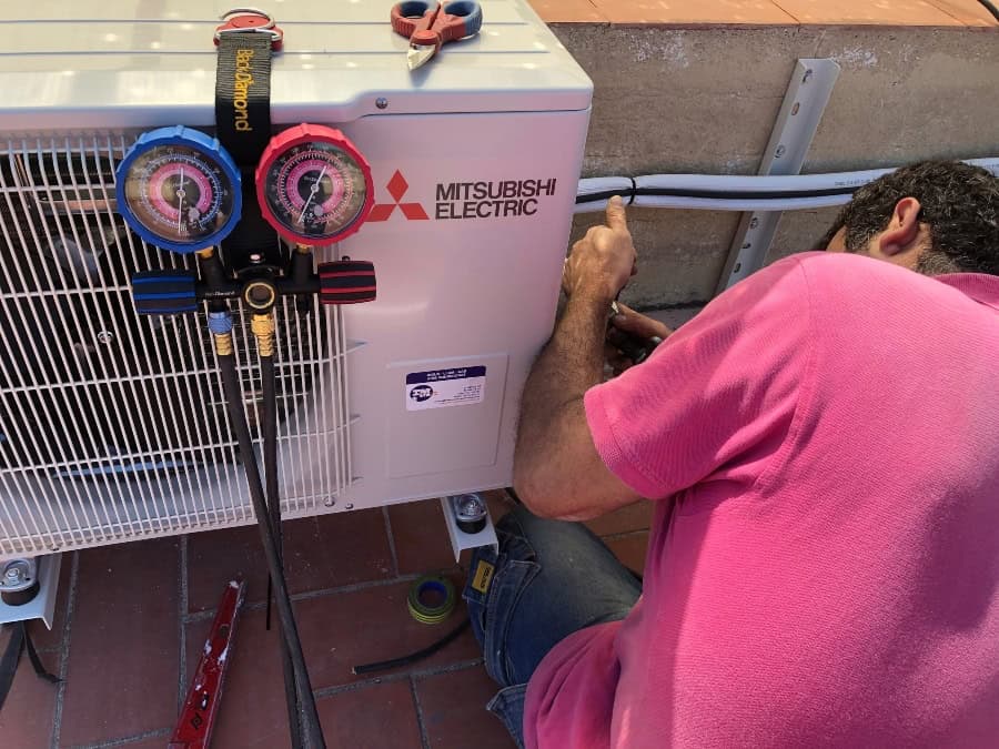 Intervención técnica en un equipo de aire acondicionado