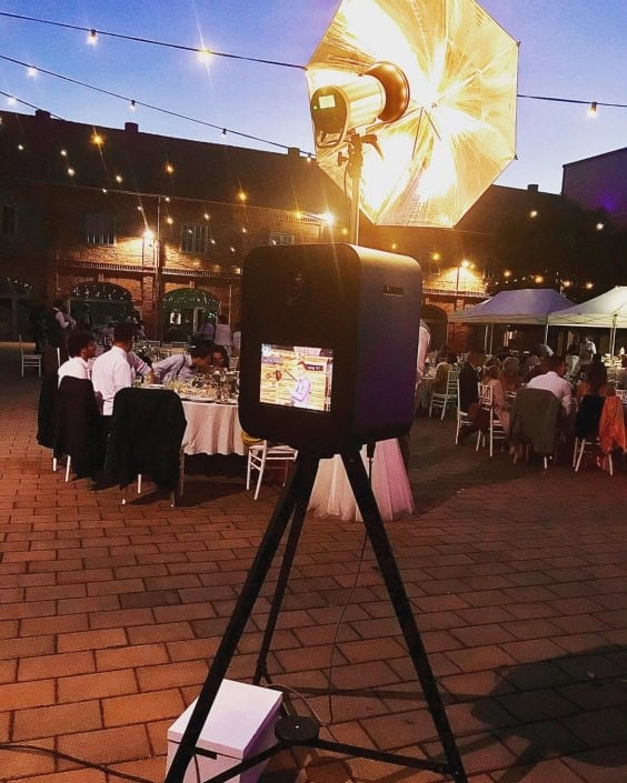 Fekete Selfiegép kültéren