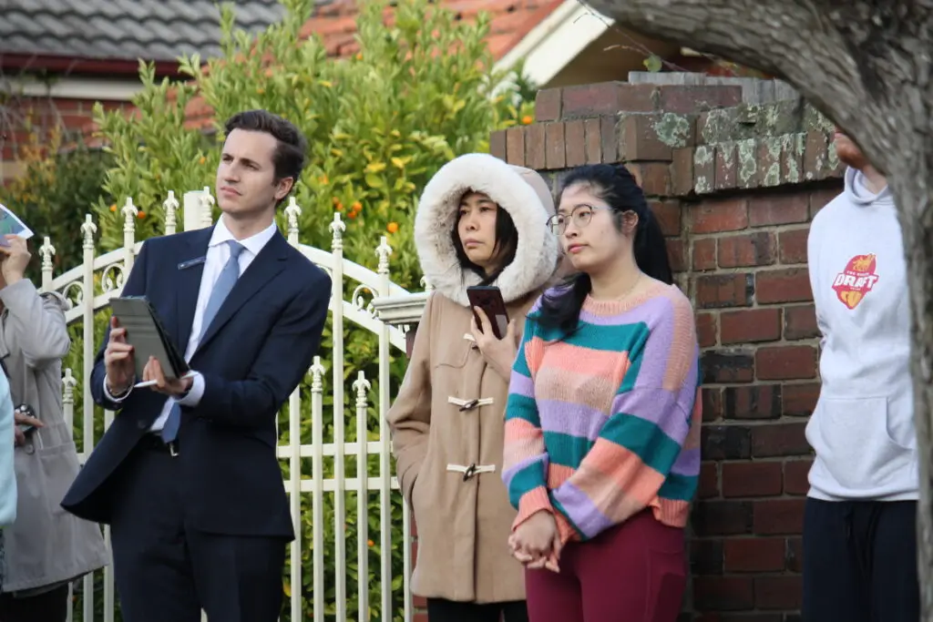 CAMBERWELL, 3 Hartwell Hill Road
Agent: Julian Papas – Marshall White
SOI: $2,200,000 - $2,400,000
Crowd: 90
Opening Bid: $2,300,000
On the Market: $2,500,000
Under the Hammer: $2,762,000
Bidderman: 5
Kathy