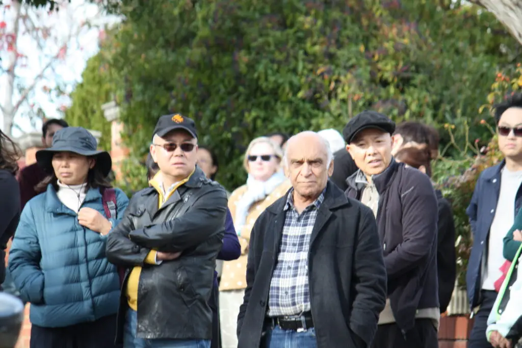 CAMBERWELL, 3 Hartwell Hill Road
Agent: Julian Papas – Marshall White
SOI: $2,200,000 - $2,400,000
Crowd: 90
Opening Bid: $2,300,000
On the Market: $2,500,000
Under the Hammer: $2,762,000
Bidderman: 5
Kathy