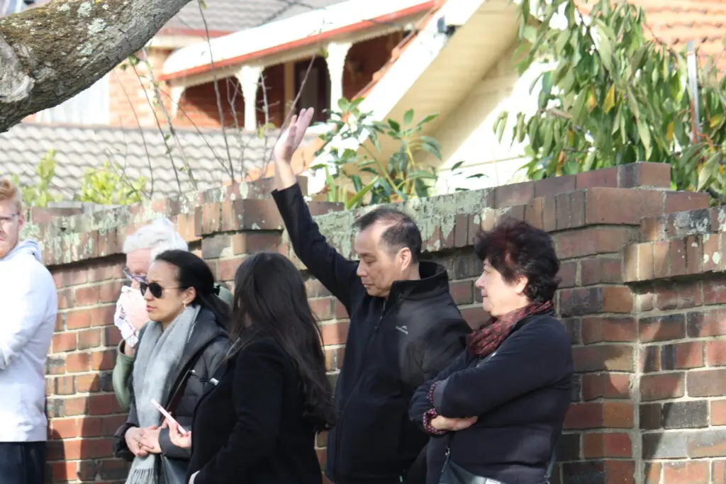 CAMBERWELL, 3 Hartwell Hill Road
Agent: Julian Papas – Marshall White
SOI: $2,200,000 - $2,400,000
Crowd: 90
Opening Bid: $2,300,000
On the Market: $2,500,000
Under the Hammer: $2,762,000
Bidderman: 5
Kathy