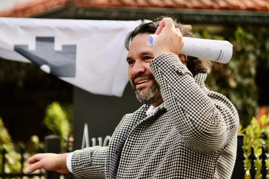 BRIGHTON EAST, 33 Binnie Street
Agent: Kate Strickland (Marshall White)
Crowd: 50
Opening Bid: $2,500,000
Passed in: $2,625,000
Bidderman: 2
Catherine