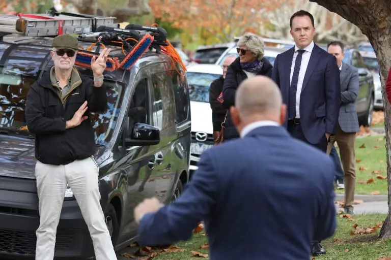 CAMBERWELL, 44 Radnor Street
Agent: Tim Heavyside (HEAVYSIDE)
Crowd: 50
Opening Bid: $2,040,000
On the Market: $2,200,000
Under the Hammer: $2,610,000
Bidderman: 5
Randall