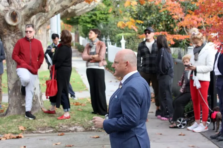 CAMBERWELL, 44 Radnor Street
Agent: Tim Heavyside (HEAVYSIDE)
Crowd: 50
Opening Bid: $2,040,000
On the Market: $2,200,000
Under the Hammer: $2,610,000
Bidderman: 5
Randall