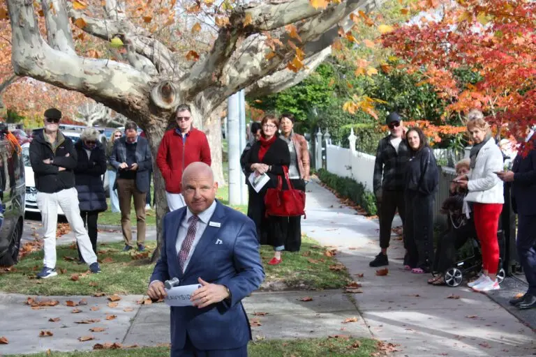 CAMBERWELL, 44 Radnor Street
Agent: Tim Heavyside (HEAVYSIDE)
Crowd: 50
Opening Bid: $2,040,000
On the Market: $2,200,000
Under the Hammer: $2,610,000
Bidderman: 5
Randall