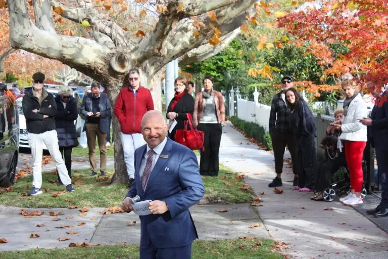 CAMBERWELL, 44 Radnor Street
Agent: Tim Heavyside (HEAVYSIDE)
Crowd: 50
Opening Bid: $2,040,000
On the Market: $2,200,000
Under the Hammer: $2,610,000
Bidderman: 5
Randall