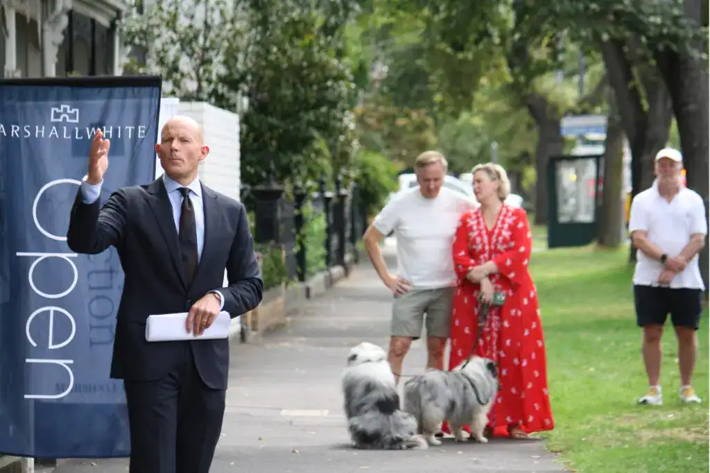 ALBERT PARK, 100 Victoria Avenue
Agent: Oliver Bruce - Marshall White
SOI: $4,300,000 - $4,700,000
Crowd: 100
Opening Bid: $4,300,000
Passed in: $4,300,000
Bidderman: 1
Kieran