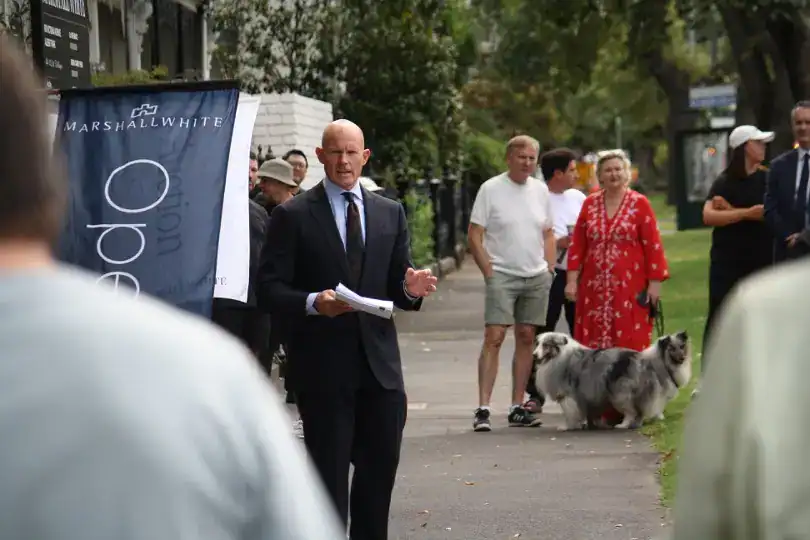 ALBERT PARK, 100 Victoria Avenue
Agent: Oliver Bruce - Marshall White
SOI: $4,300,000 - $4,700,000
Crowd: 100
Opening Bid: $4,300,000
Passed in: $4,300,000
Bidderman: 1
Kieran