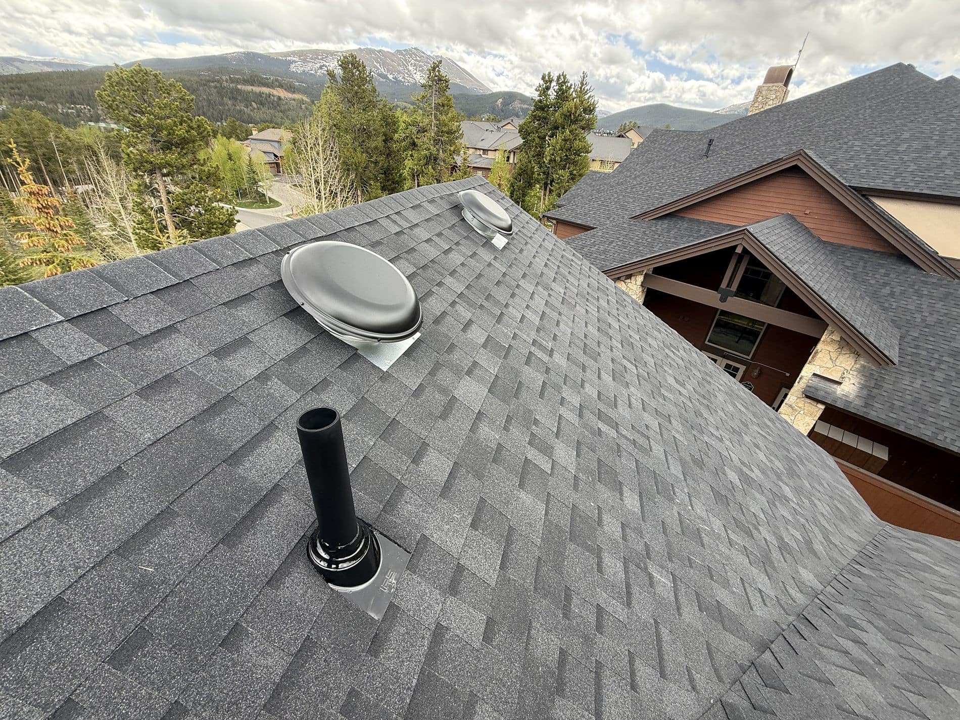 A completion photo of an asphalt shingle job in Breckenridge, CO
