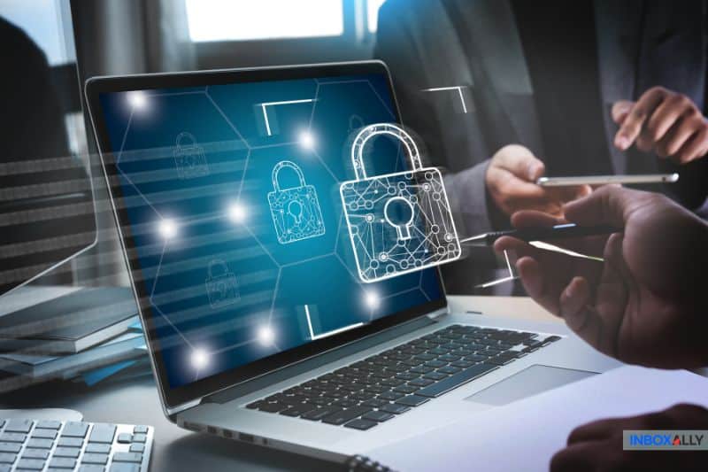Gateway de spam protegendo e-mails comerciais - conceito de segurança digital com ícones de cadeado em uma tela de laptop para evitar ameaças de e-mail
