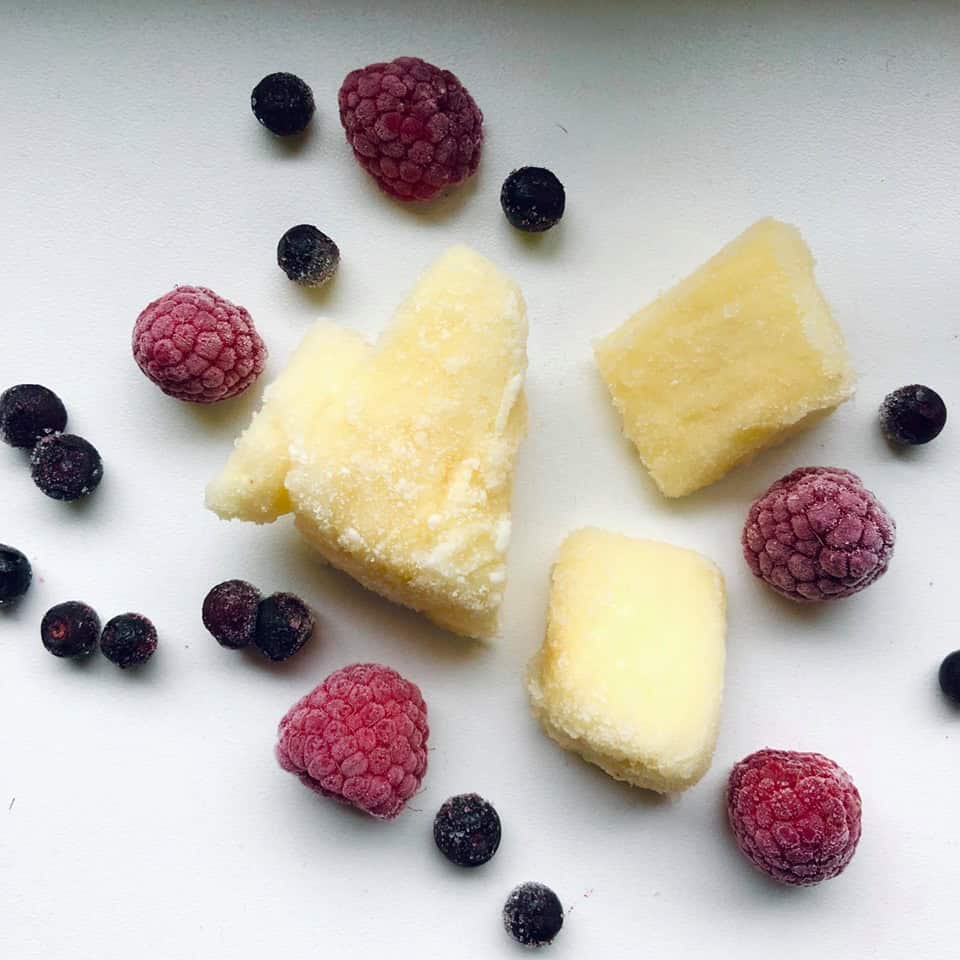 is med ananas, hindbær og blåbær