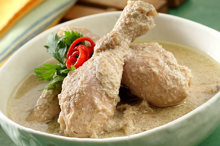 Opor Ayam Lebaran dalam mangkuk putih